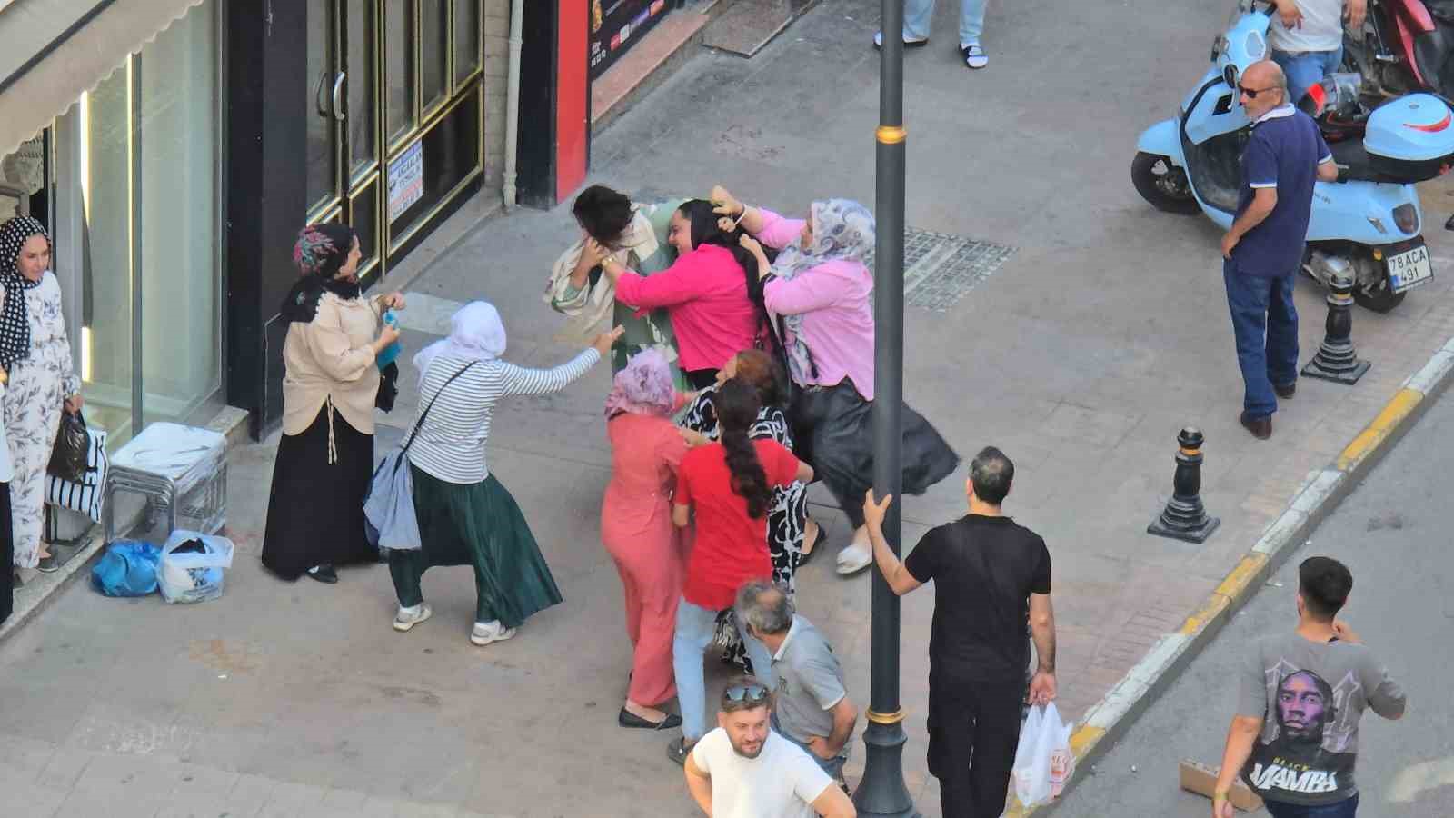 karabukte-kadinlarin-sac-saca-kavgasi-kamerada
