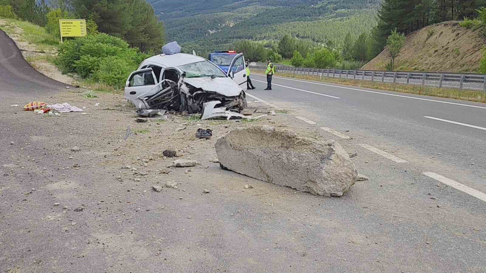 karabukte-yoldan-cikan-otomobil-beton-menfeze-carpti-1-olu-3-agir-yarali