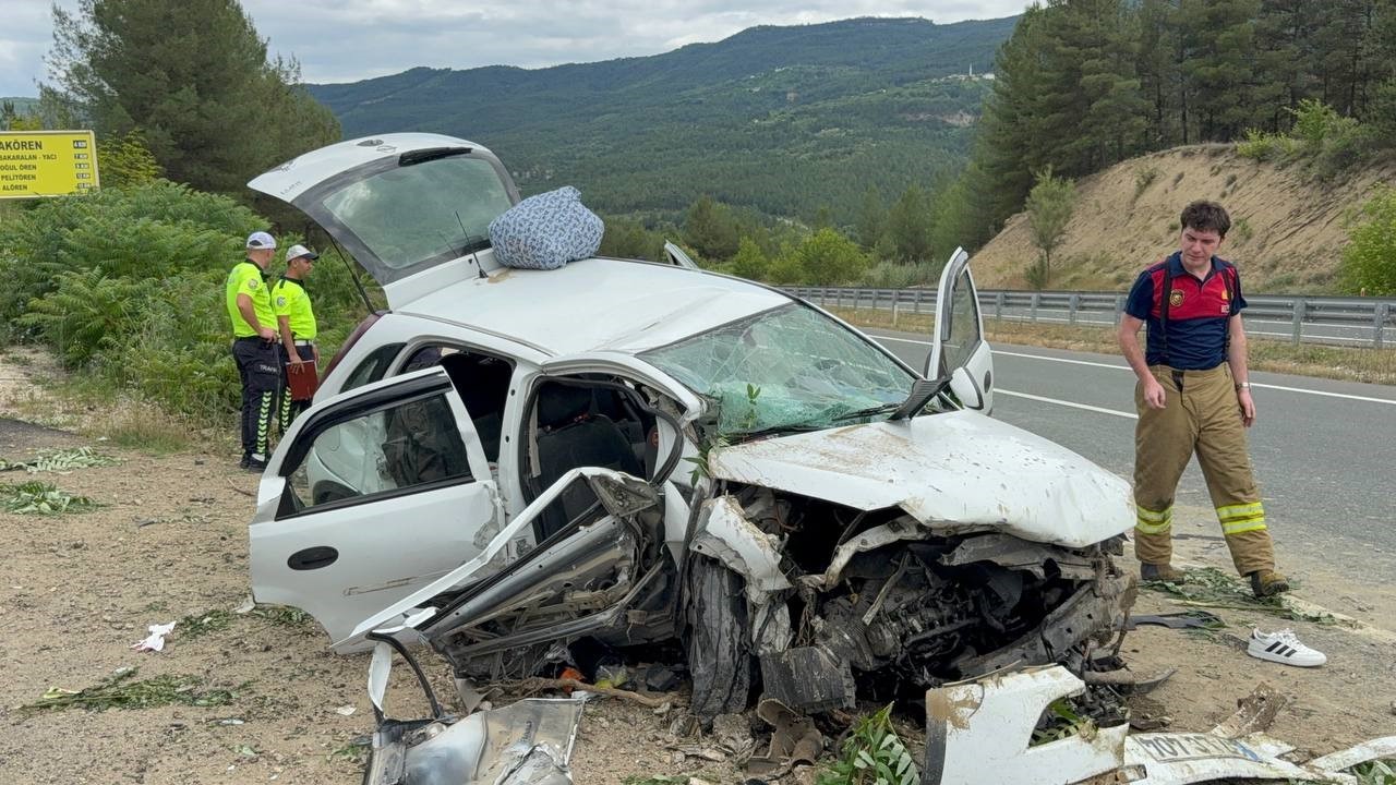 karabukte-yoldan-cikan-otomobil-beton-menfeze-carpti-1-olu-3-agir-yarali