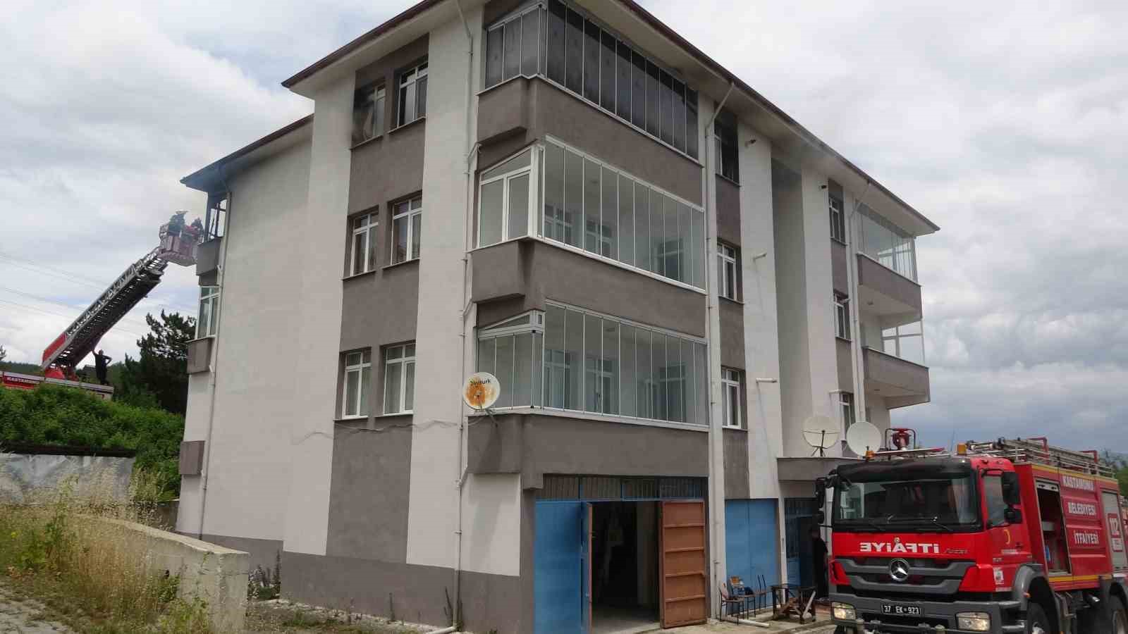 kastamonuda-alevlere-teslim-olan-daire-kullanilamaz-hale-geldi