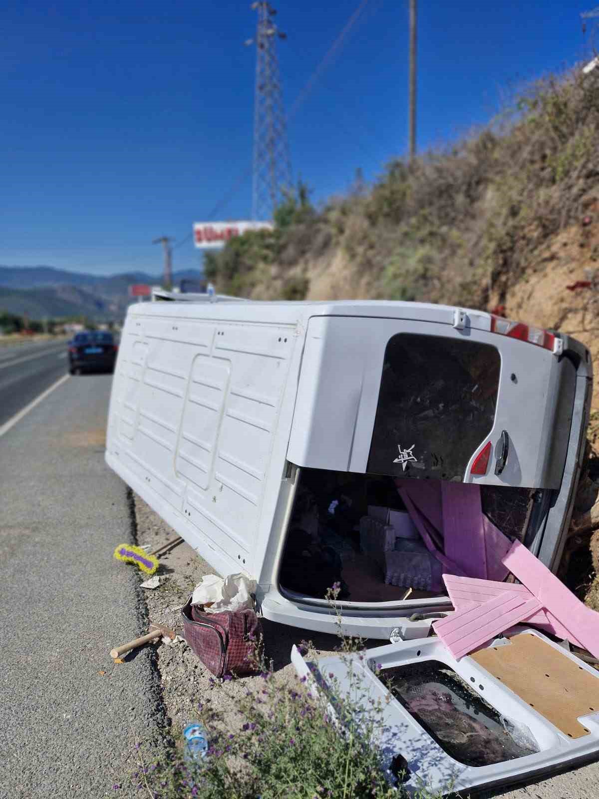 kastamonuda-reklam-tabelasina-carpan-minibus-su-kanalina-devrildi-3-yarali