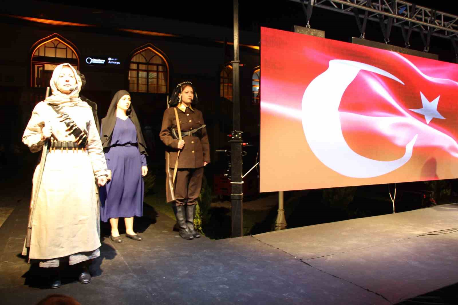 milli-mucadele-kahramani-kadinlarin-kiyafetlerini-yeniden-tasarlayip-defilede-mankenlik-yaptilar