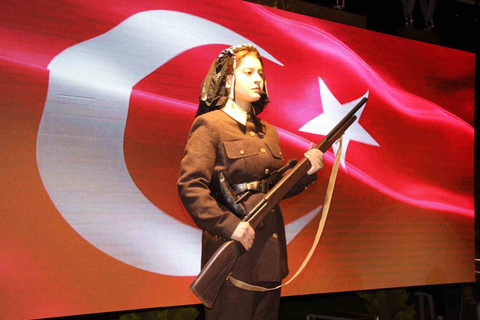 milli-mucadele-kahramani-kadinlarin-kiyafetlerini-yeniden-tasarlayip-defilede-mankenlik-yaptilar