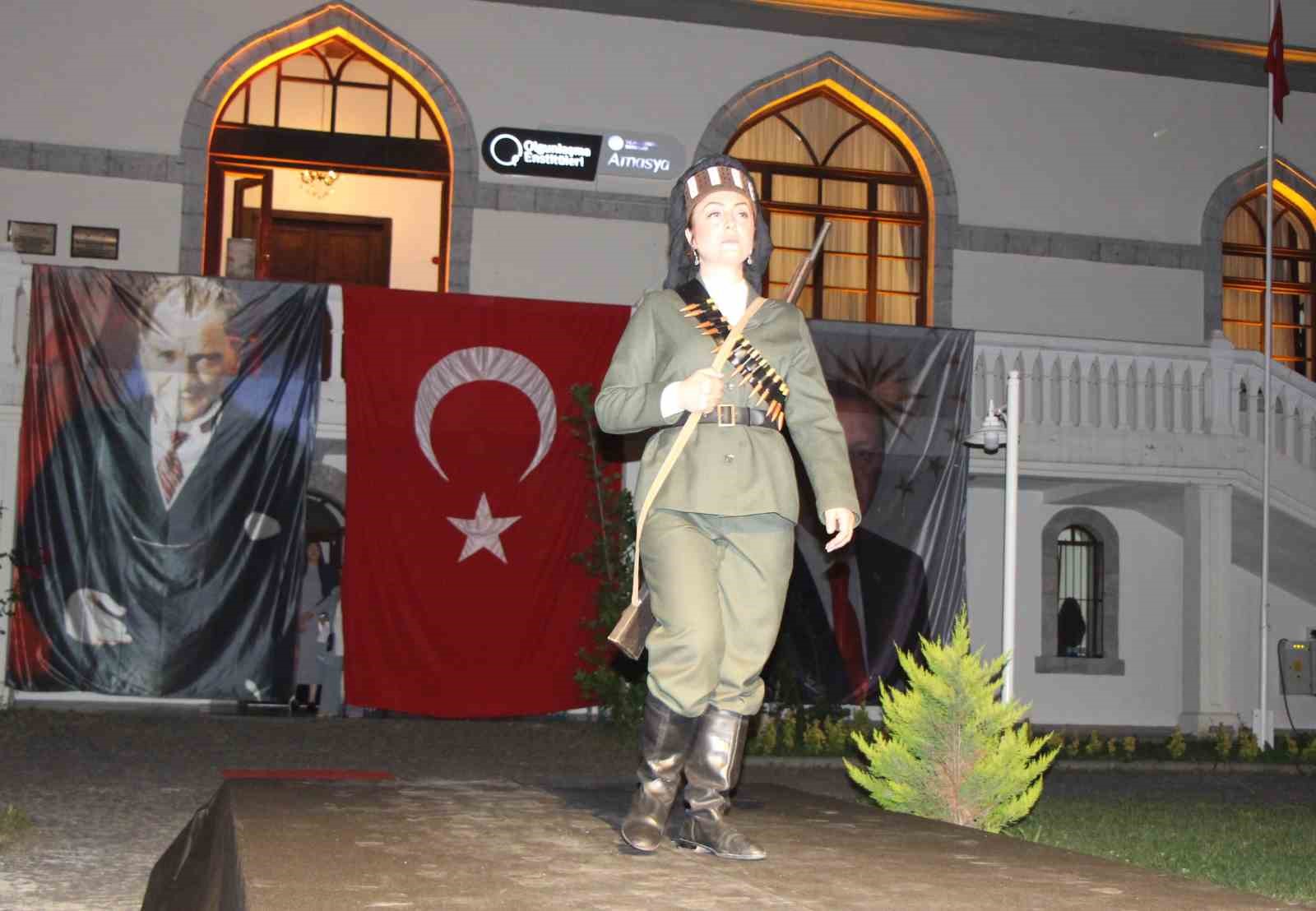 milli-mucadele-kahramani-kadinlarin-kiyafetlerini-yeniden-tasarlayip-defilede-mankenlik-yaptilar