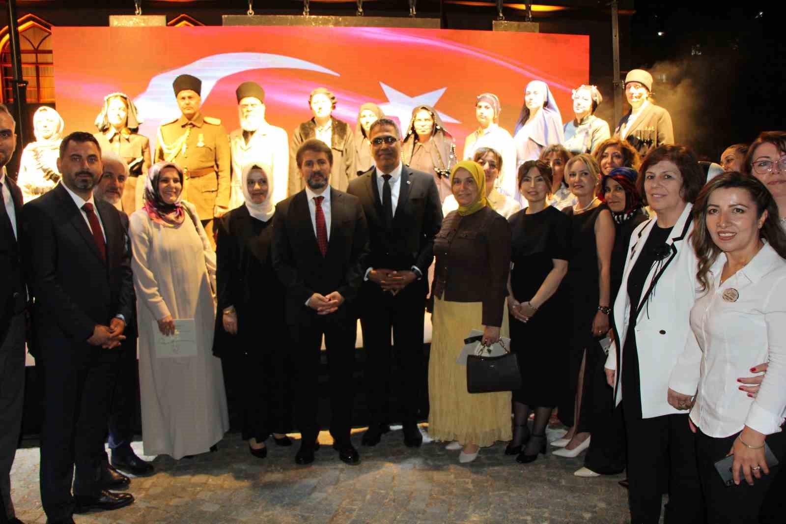 milli-mucadele-kahramani-kadinlarin-kiyafetlerini-yeniden-tasarlayip-defilede-mankenlik-yaptilar