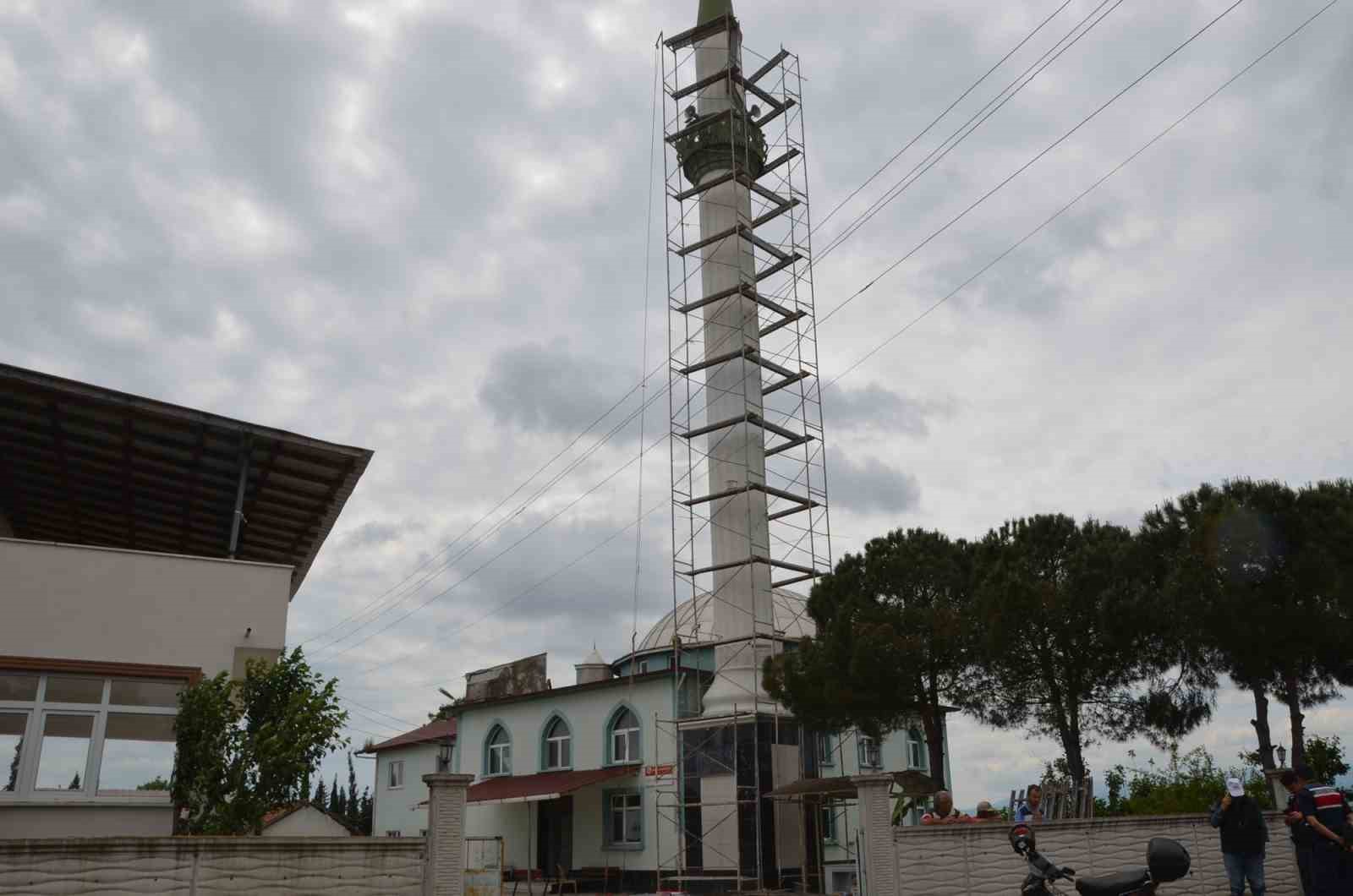minareden-dusen-isci-agir-yaralandi