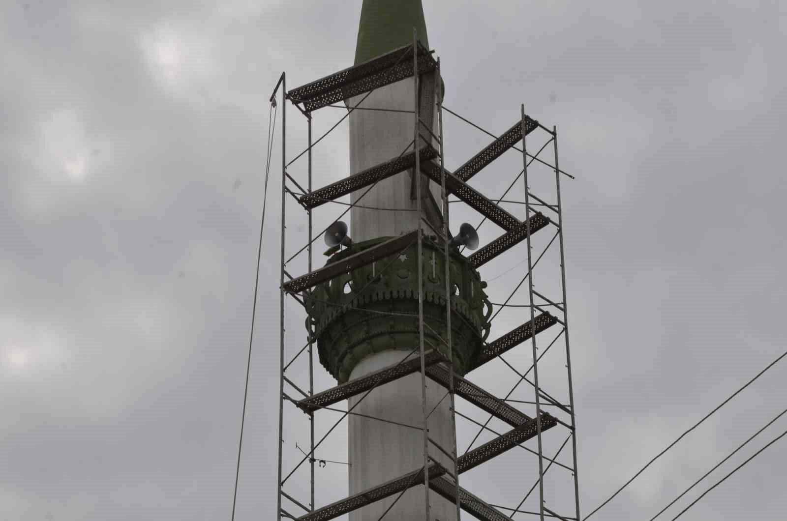 minareden-dusen-isci-agir-yaralandi