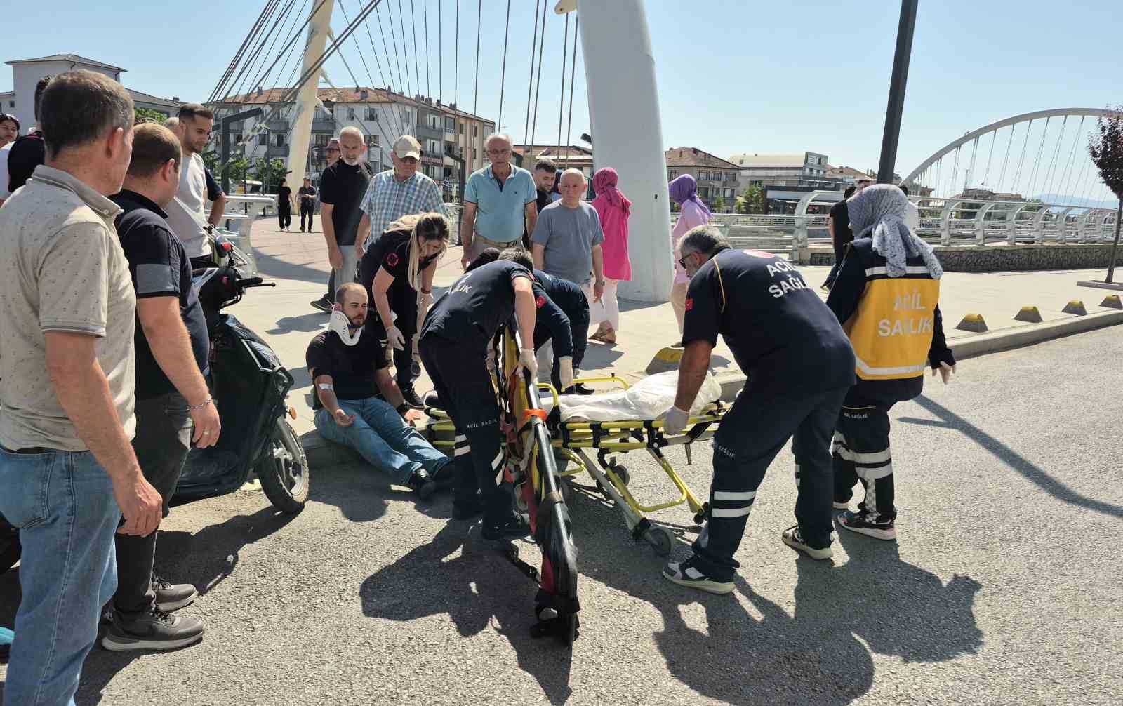 motosikletle-bisiklet-carpisti-2-surucu-yaralandi