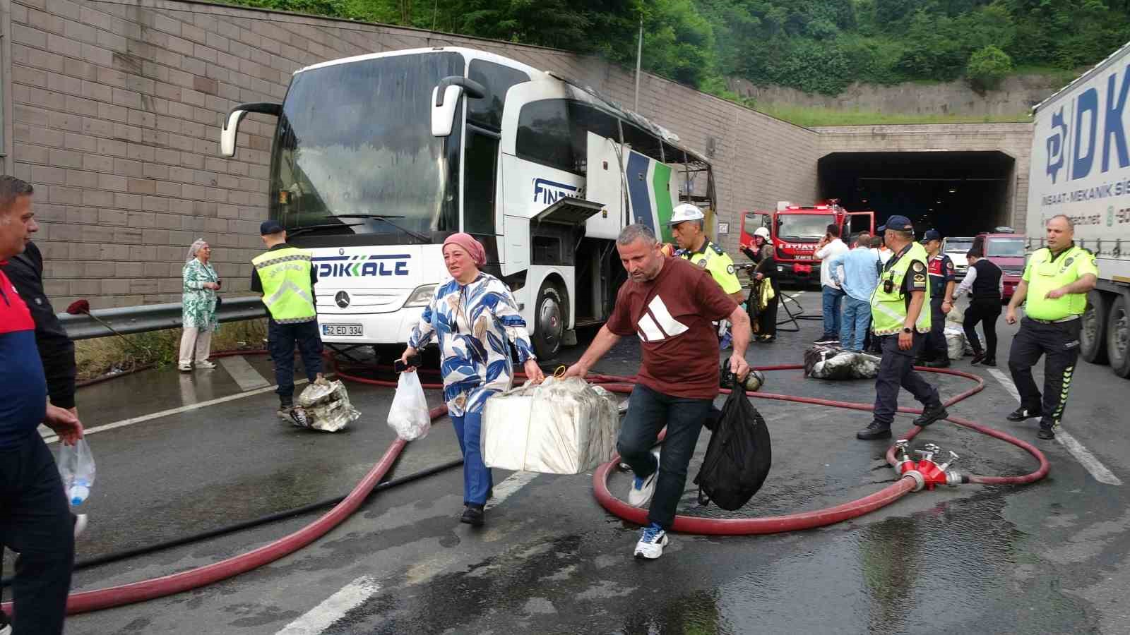 orduda-yolcu-otobusu-alev-alev-yandi