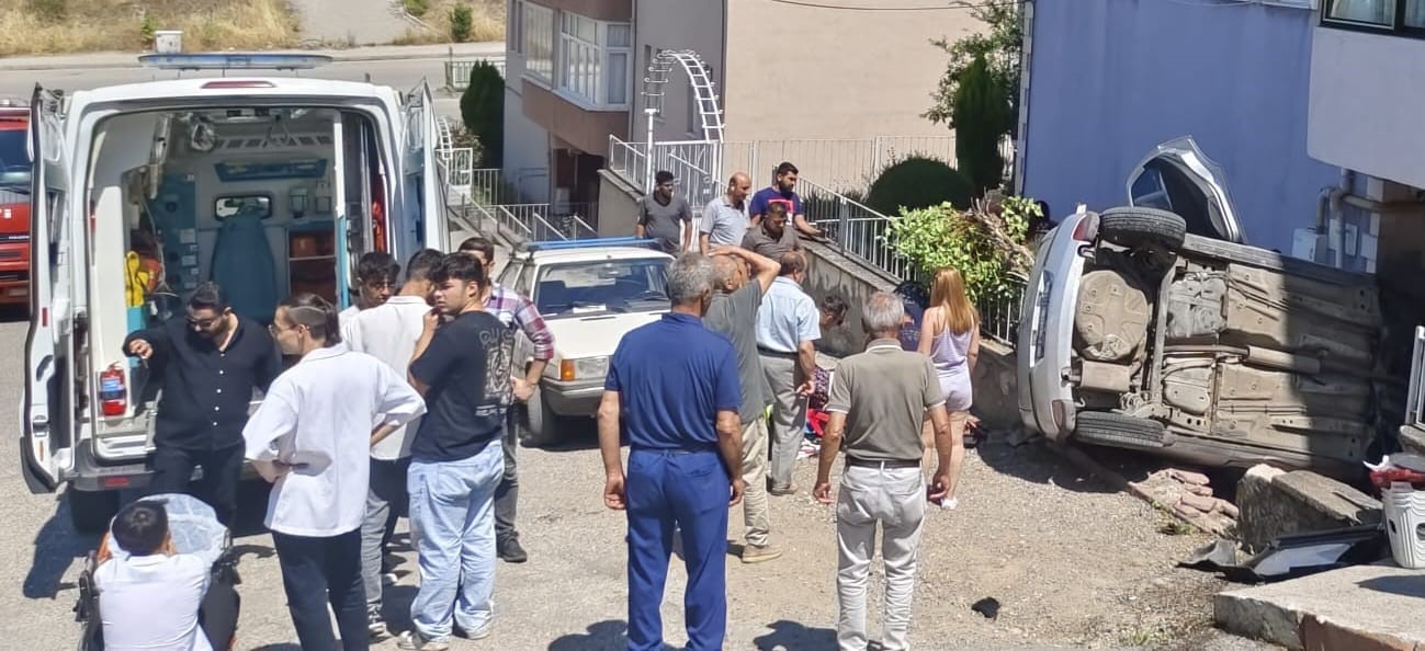rampa-asagi-kayip-agaca-carpan-otomobil-apartman-girisinde-devrildi-5-yarali