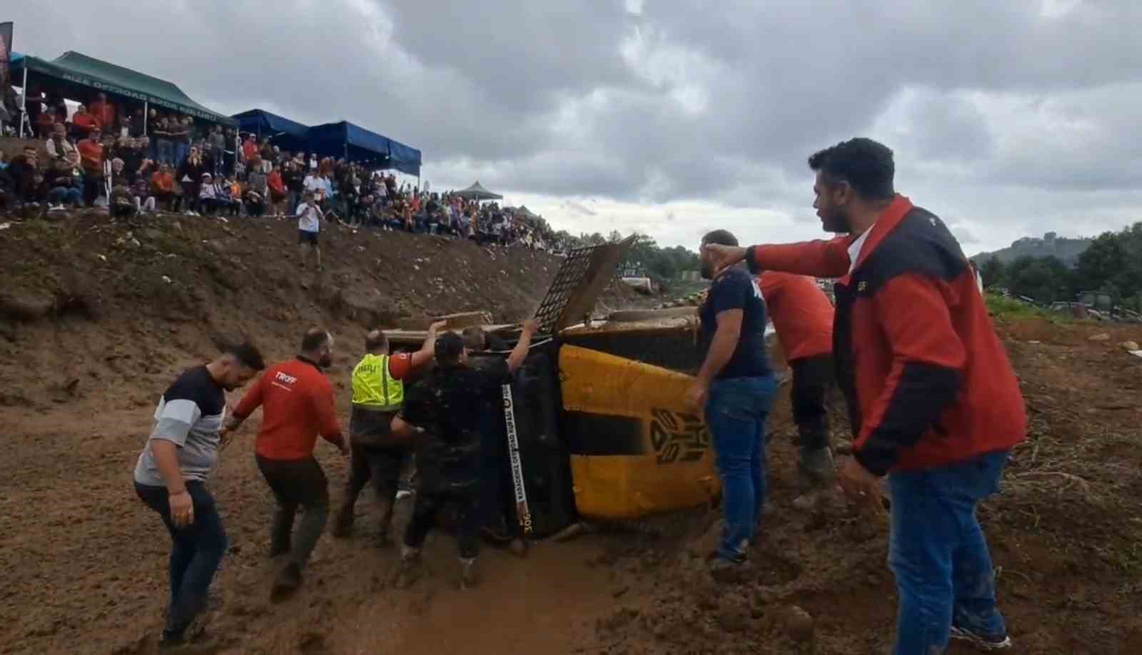 rizedeki-off-road-yarislarinda-takla-atan-arac-yurekleri-agiza-getirdi