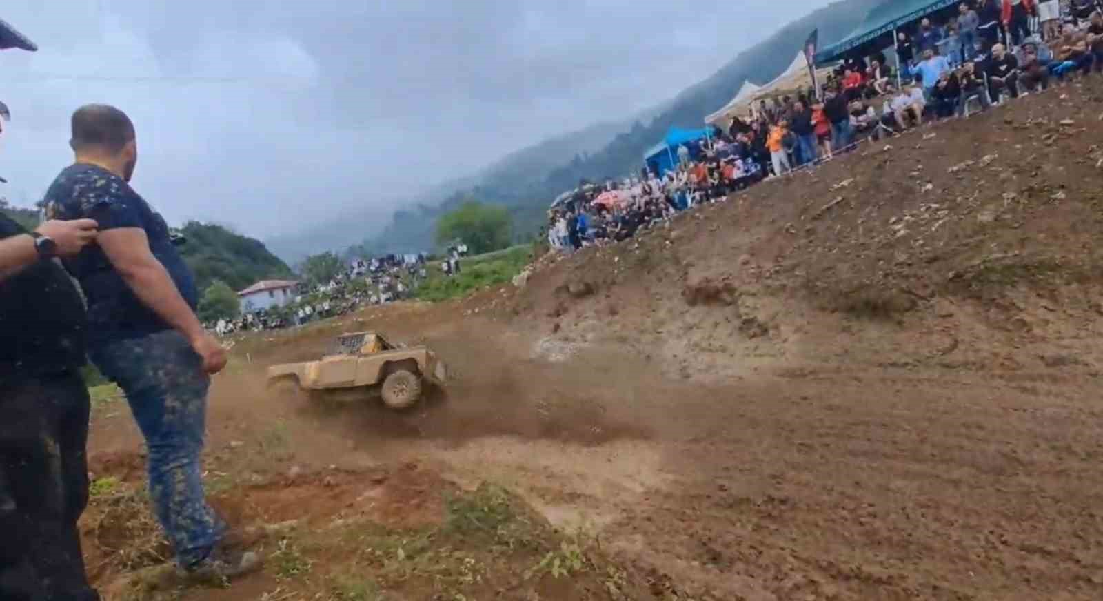 rizedeki-off-road-yarislarinda-takla-atan-arac-yurekleri-agiza-getirdi