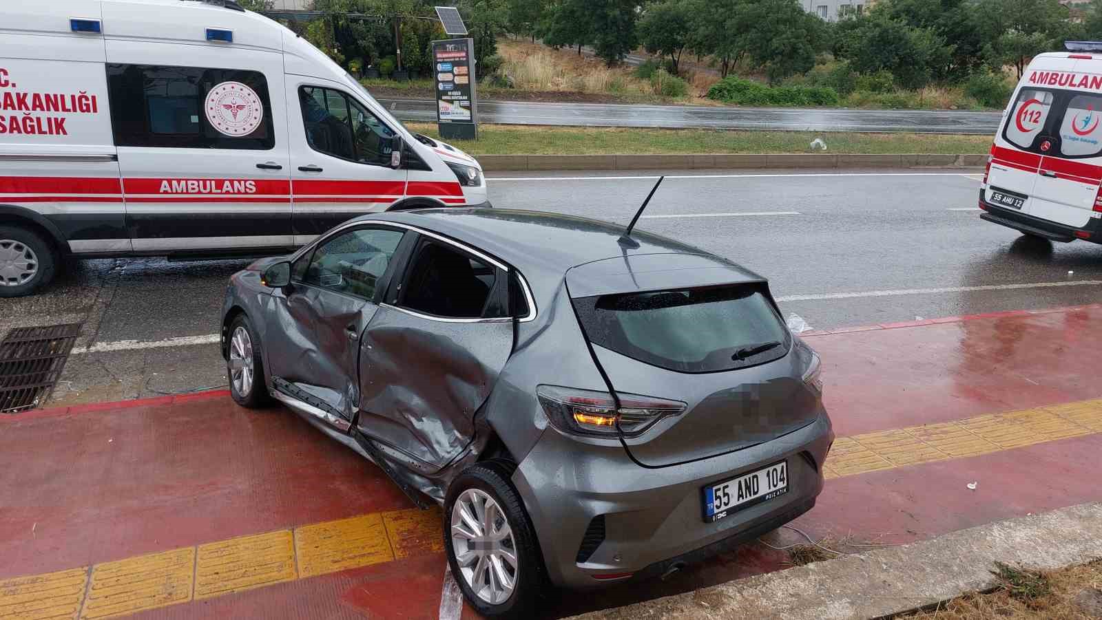samsunda-hafif-ticari-arac-otomobile-yandan-carpti-3-yarali