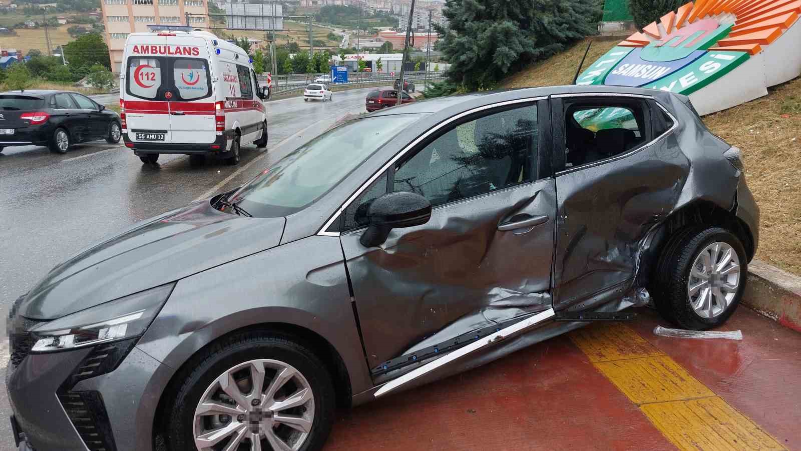 samsunda-hafif-ticari-arac-otomobile-yandan-carpti-3-yarali