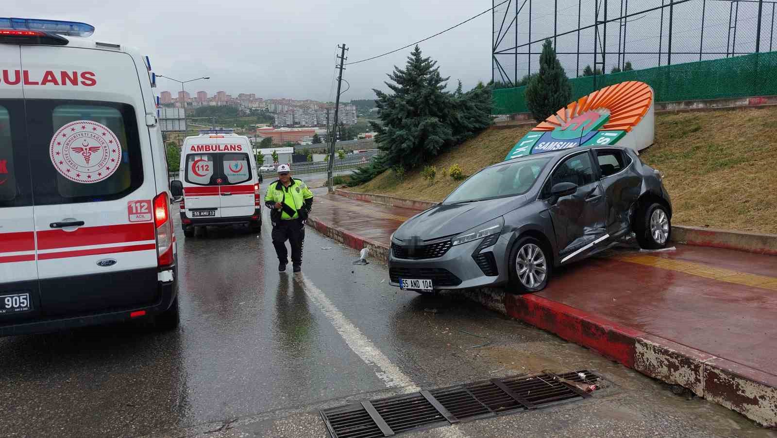 samsunda-hafif-ticari-arac-otomobile-yandan-carpti-3-yarali