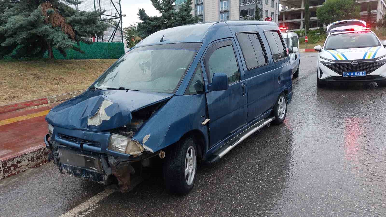 samsunda-hafif-ticari-arac-otomobile-yandan-carpti-3-yarali