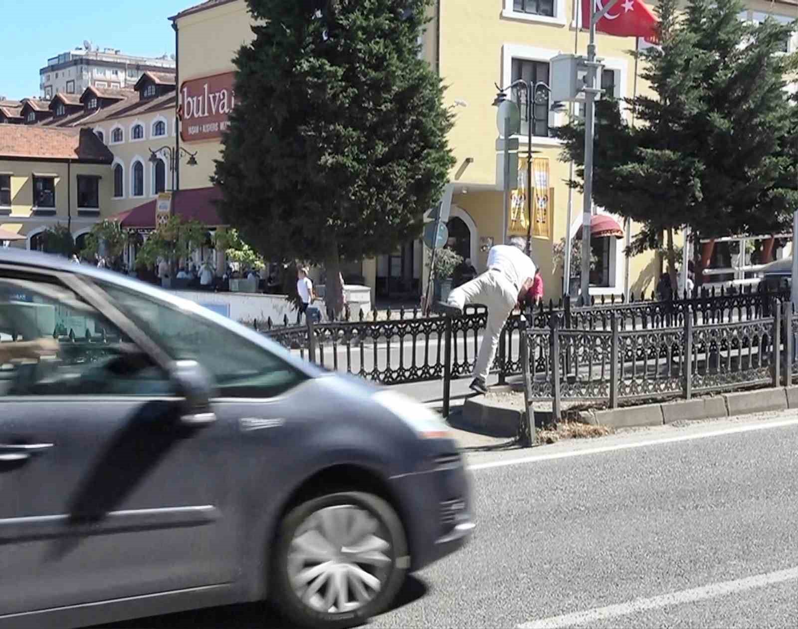 samsunda-yayalarin-olumle-dansi-gecit-yerine-bariyerden-atliyorlar