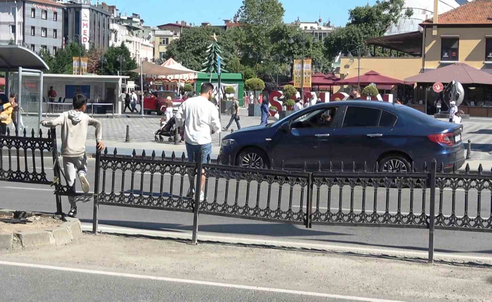 samsunda-yayalarin-olumle-dansi-gecit-yerine-bariyerden-atliyorlar