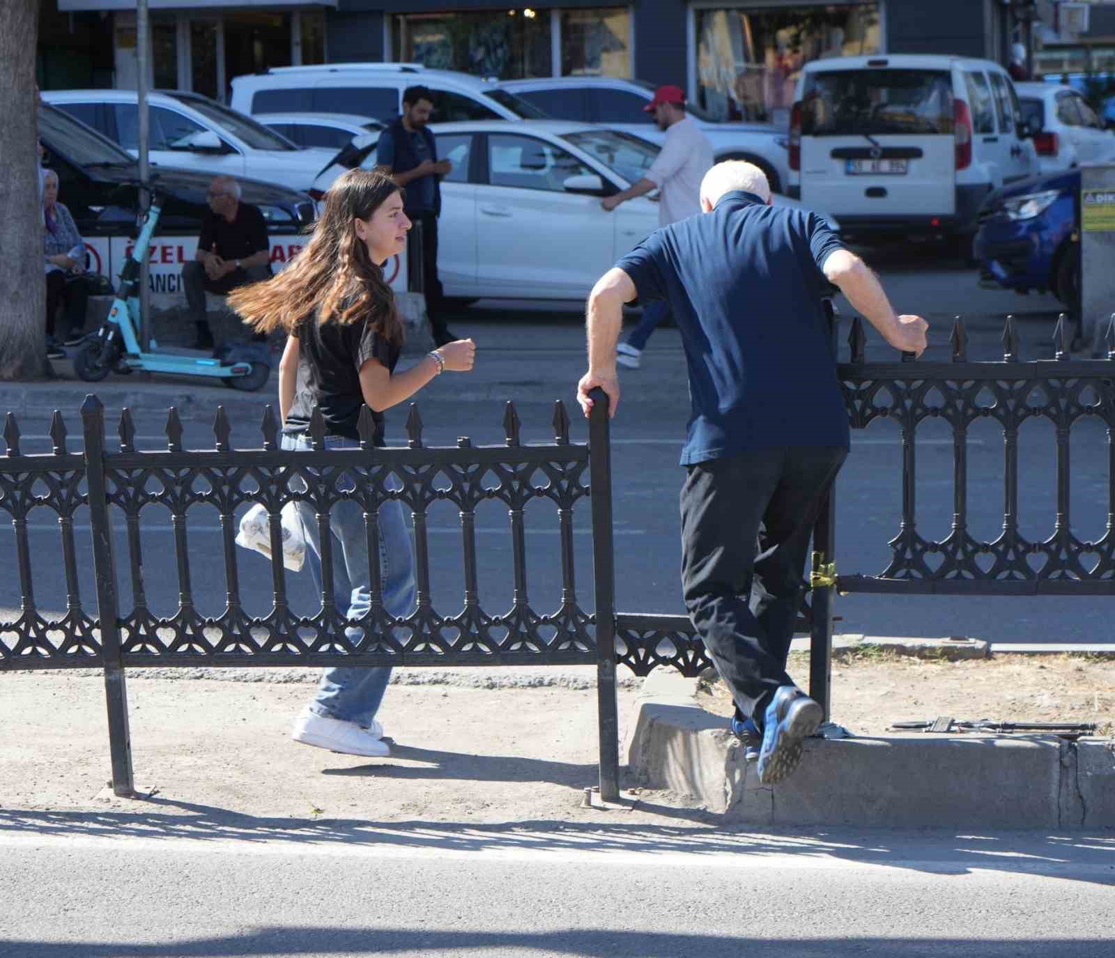 samsunda-yayalarin-olumle-dansi-gecit-yerine-bariyerden-atliyorlar