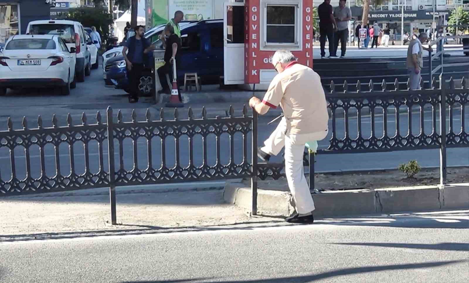 samsunda-yayalarin-olumle-dansi-gecit-yerine-bariyerden-atliyorlar