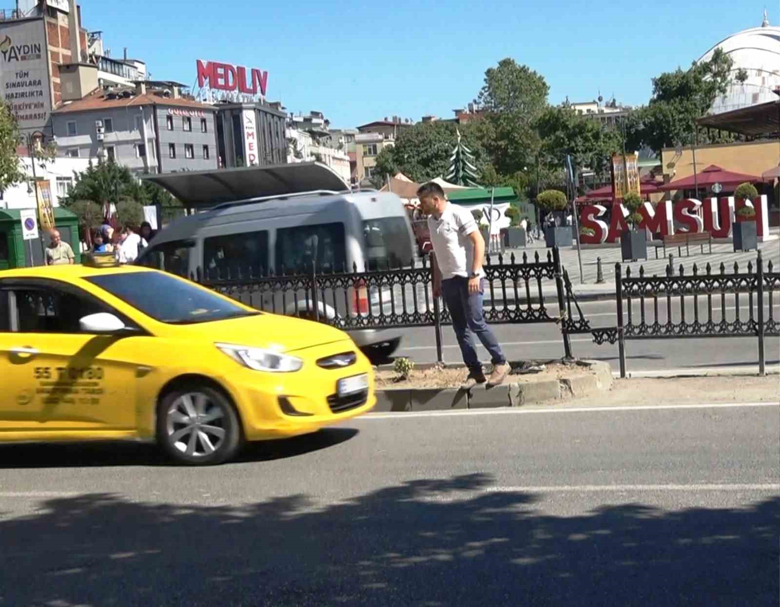 samsunda-yayalarin-olumle-dansi-gecit-yerine-bariyerden-atliyorlar