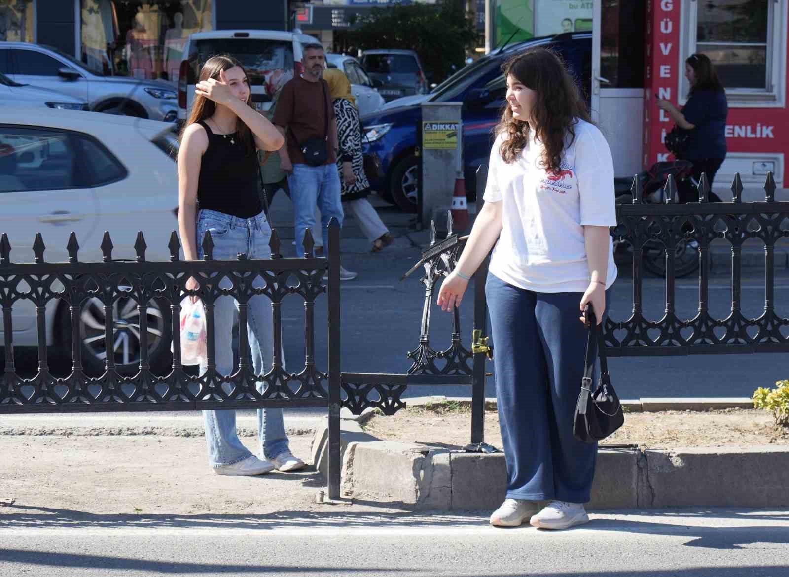 samsunda-yayalarin-olumle-dansi-gecit-yerine-bariyerden-atliyorlar