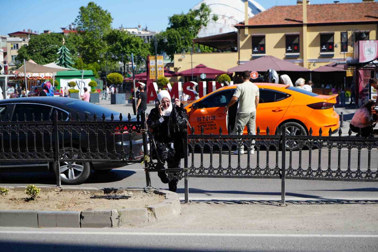 samsunda-yayalarin-olumle-dansi-gecit-yerine-bariyerden-atliyorlar