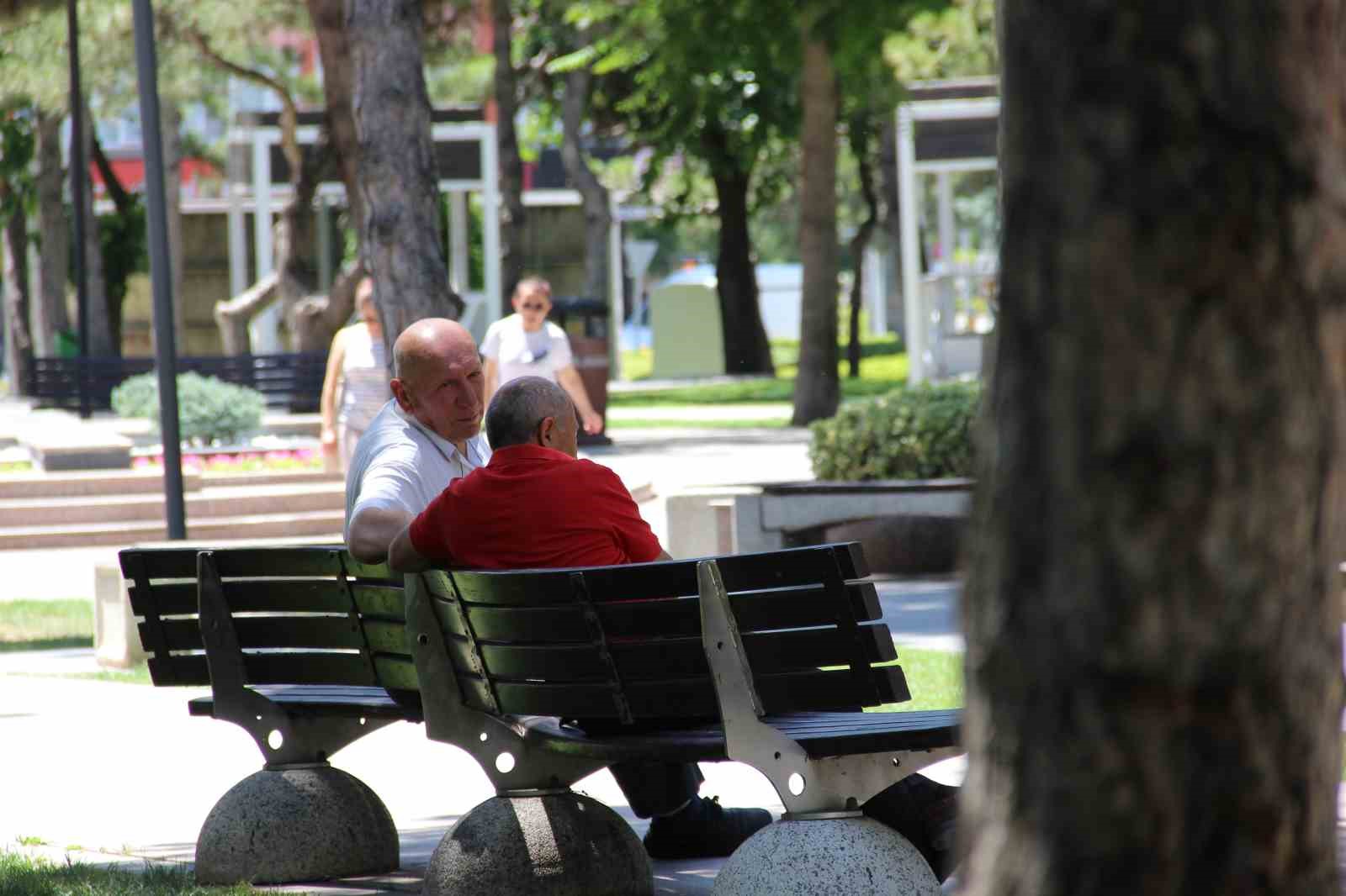 sicaktan-bunalan-vatandaslar-solugu-parklarda-aldi