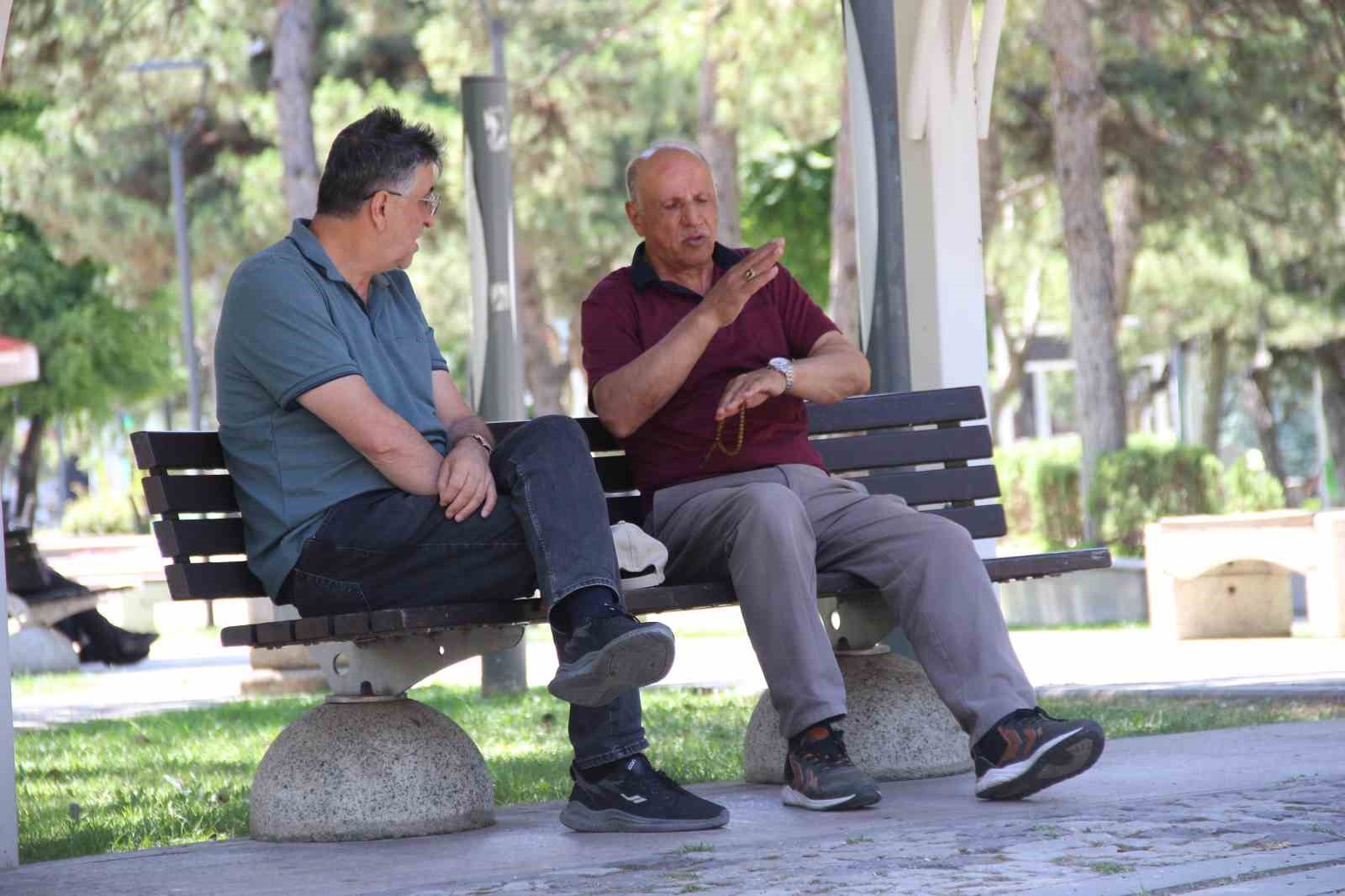 sicaktan-bunalan-vatandaslar-solugu-parklarda-aldi