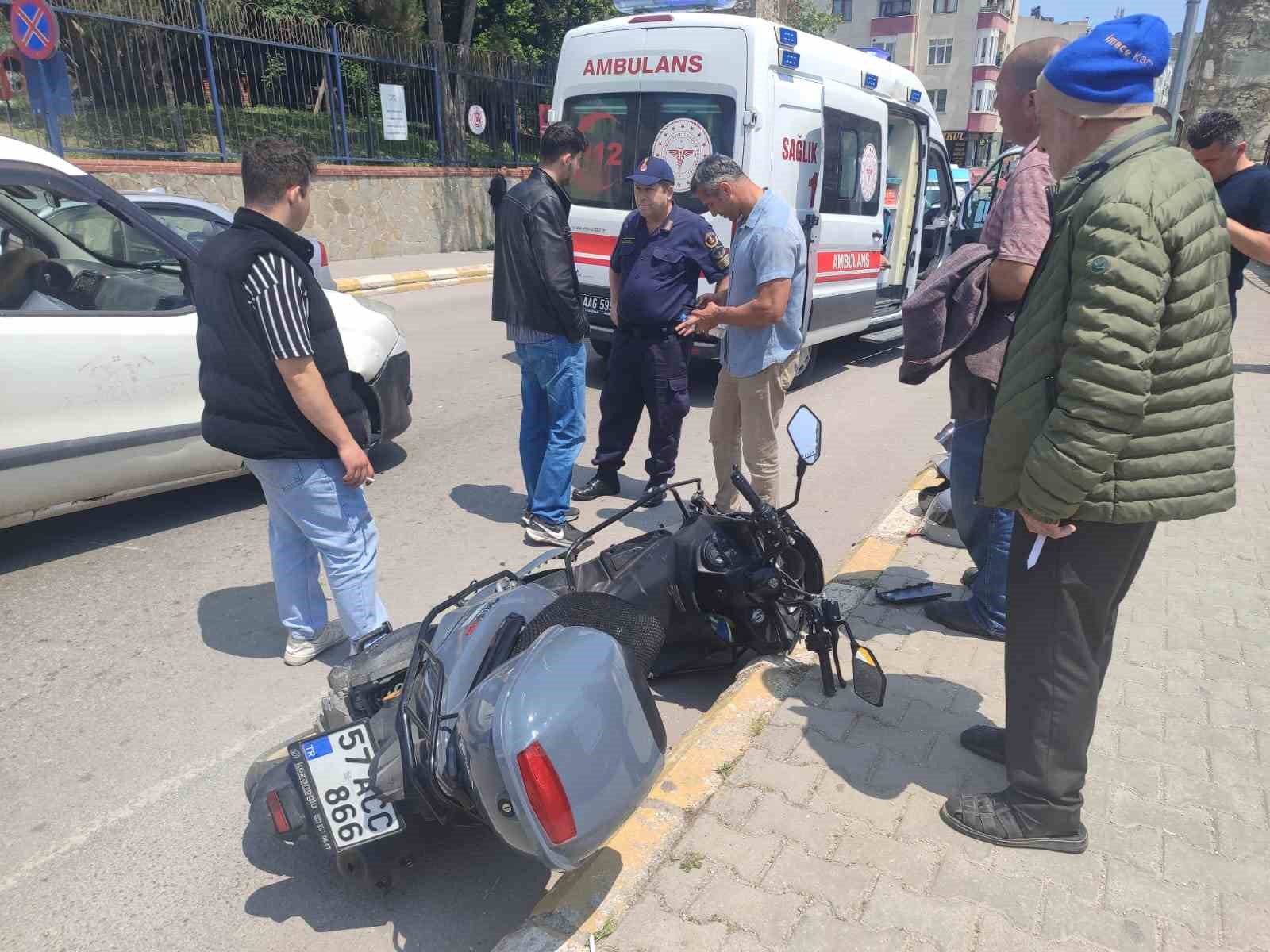 sinopta-otomobille-carpisan-motosikletteki-2-kisi-yaralandi