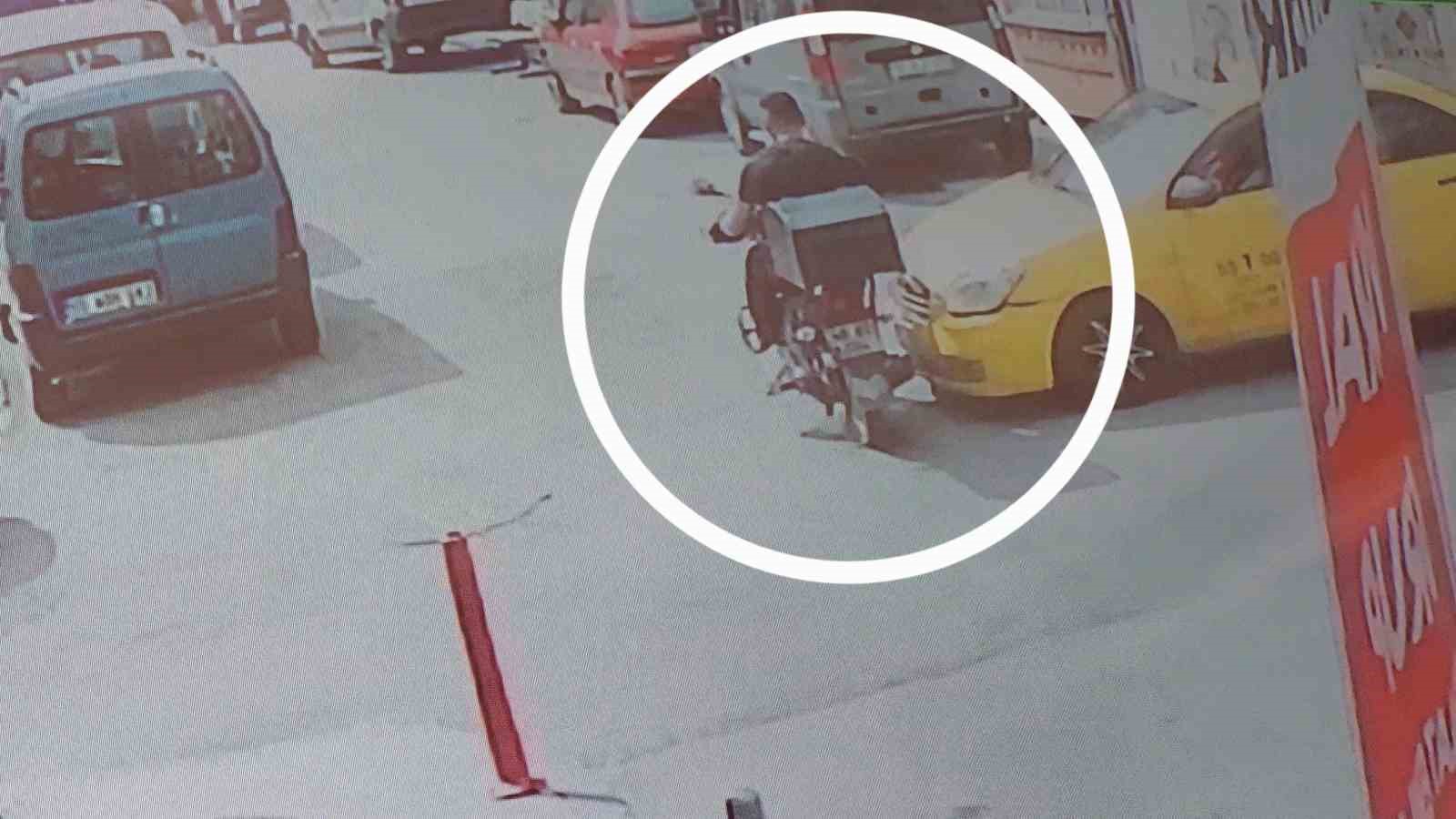 taksinin-motosikletli-kuryeye-carptigi-kaza-kamerada-1-yarali