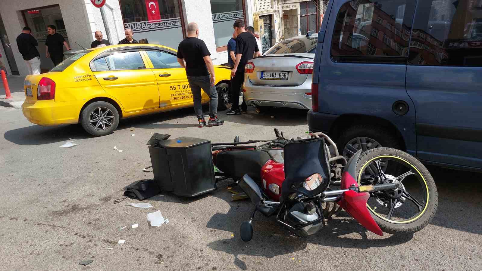 taksinin-motosikletli-kuryeye-carptigi-kaza-kamerada-1-yarali