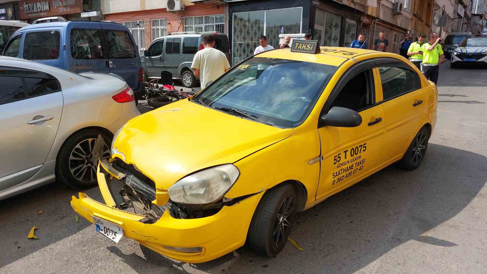 taksinin-motosikletli-kuryeye-carptigi-kaza-kamerada-1-yarali