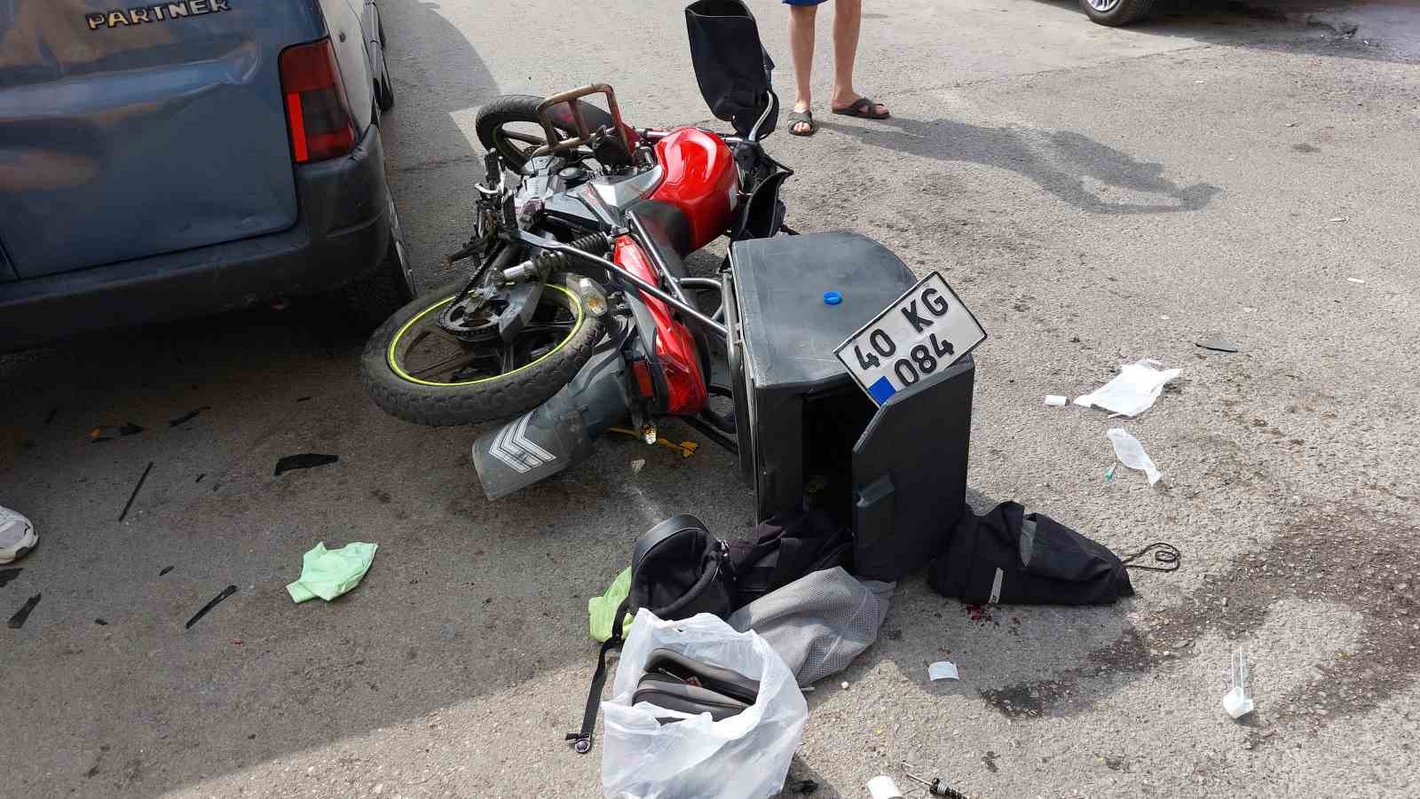 taksinin-motosikletli-kuryeye-carptigi-kaza-kamerada-1-yarali
