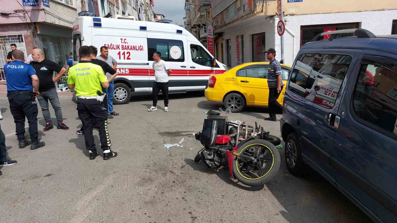 taksinin-motosikletli-kuryeye-carptigi-kaza-kamerada-1-yarali