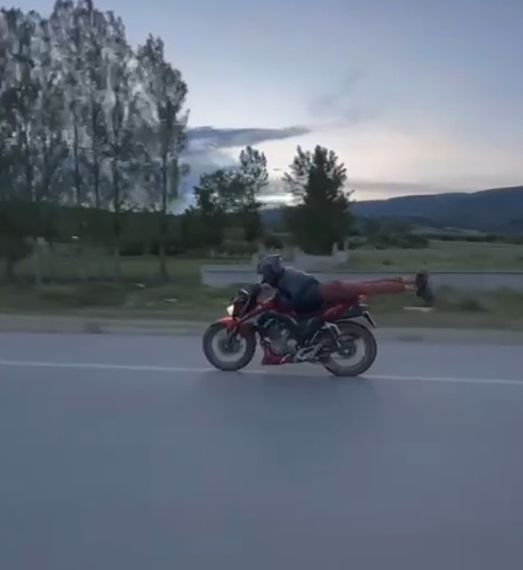 tehlikeli-akim-motosikleti-yuzustu-yatarak-surdu