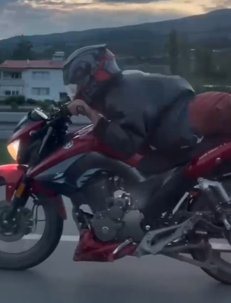 tehlikeli-akim-motosikleti-yuzustu-yatarak-surdu