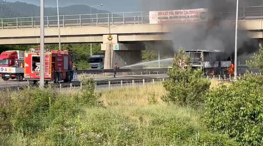 temde-yolcu-otobusu-alev-alev-yandi-yol-trafige-kapandi