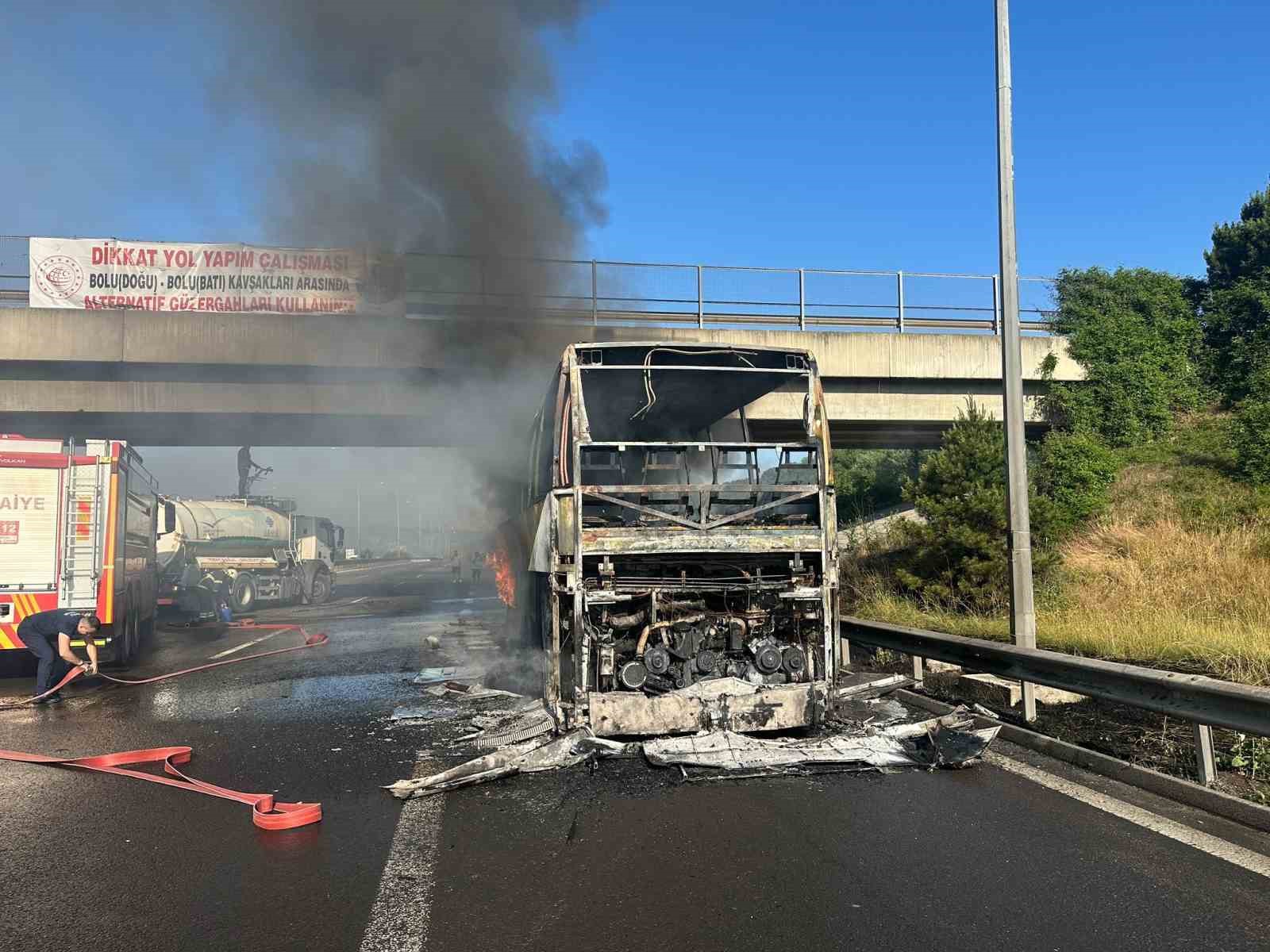 temde-yolcu-otobusu-alev-alev-yandi-yol-trafige-kapandi