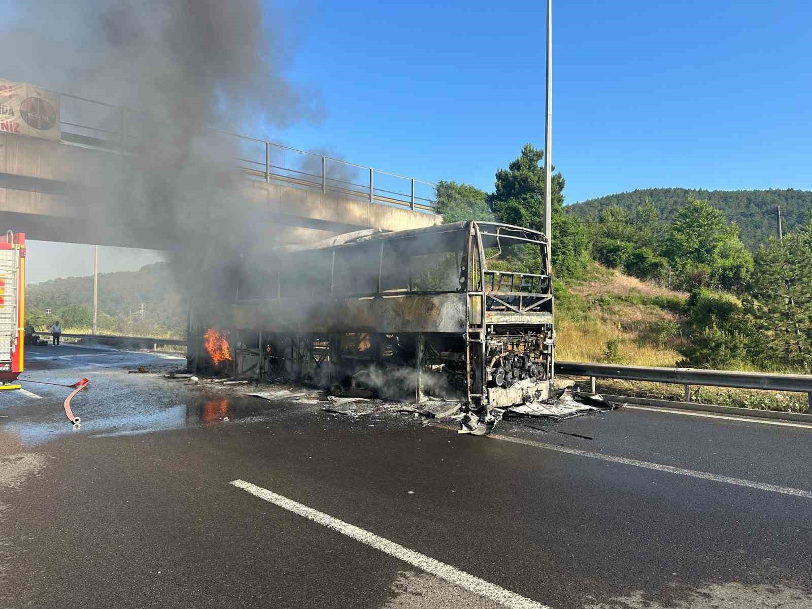 temde-yolcu-otobusu-alev-alev-yandi-yol-trafige-kapandi
