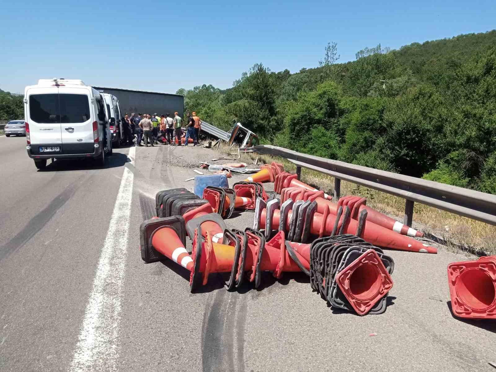tir-emniyet-seridindeki-yol-bakim-aracina-carpti-2-yarali