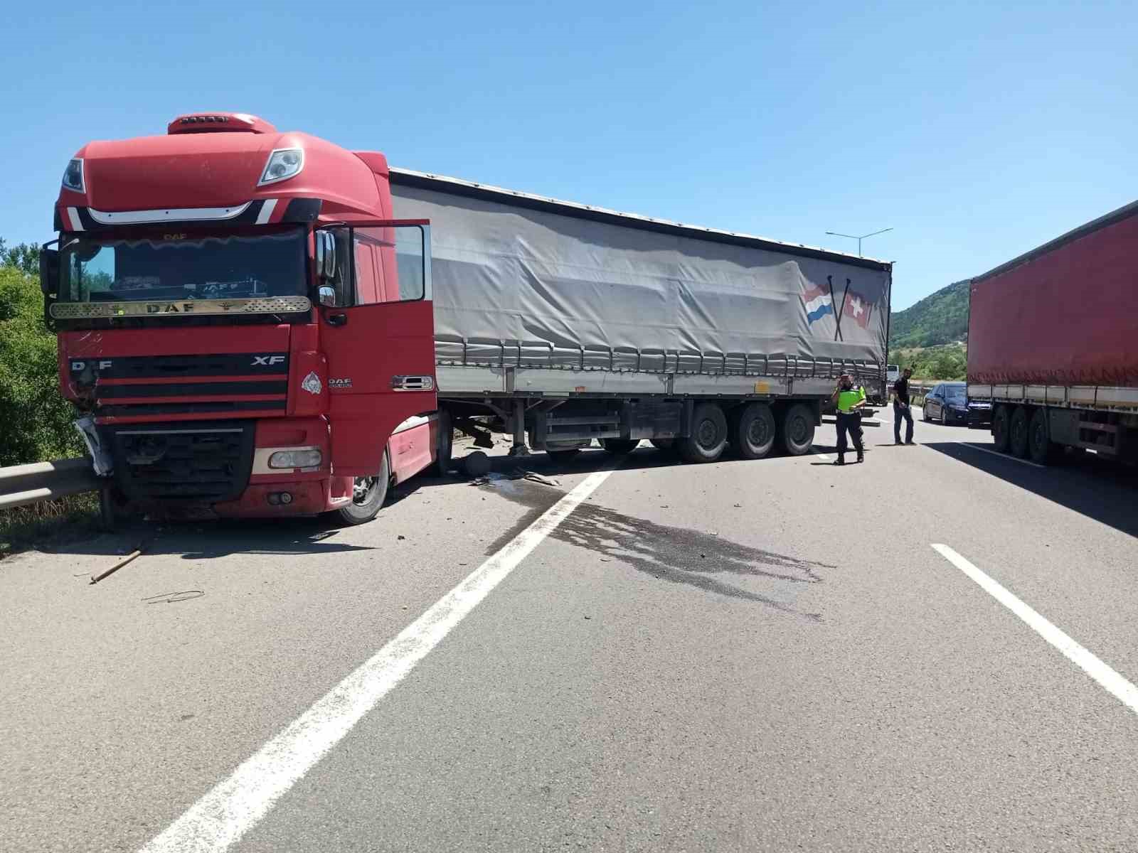 tir-emniyet-seridindeki-yol-bakim-aracina-carpti-2-yarali