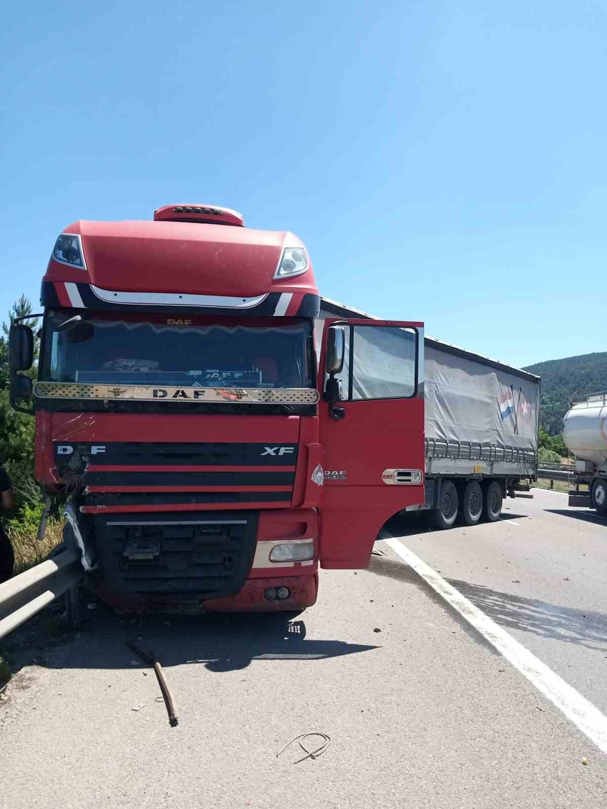 tir-emniyet-seridindeki-yol-bakim-aracina-carpti-2-yarali