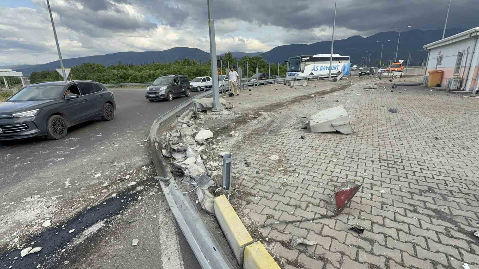 tir-karayollari-binasini-teget-gecti-1-tonluk-beton-bloklari-parcaladi