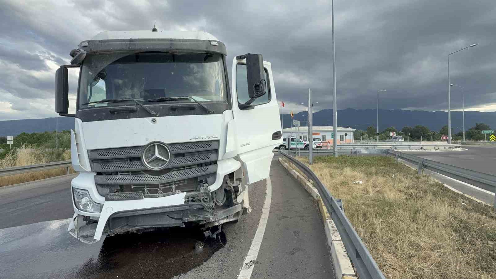 tir-karayollari-binasini-teget-gecti-1-tonluk-beton-bloklari-parcaladi