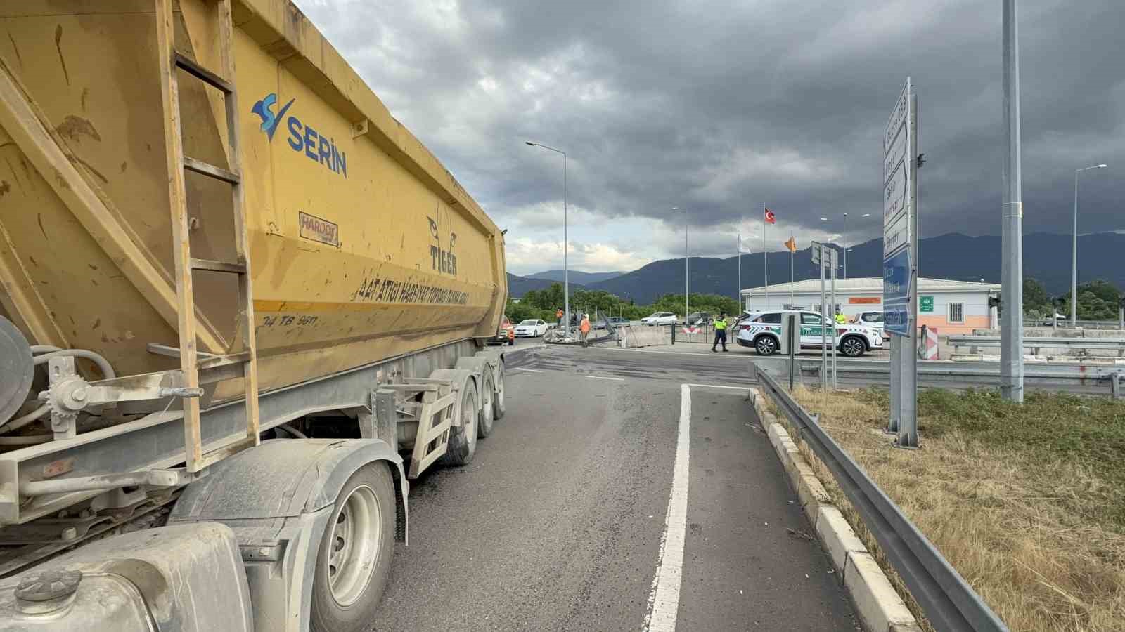 tir-karayollari-binasini-teget-gecti-1-tonluk-beton-bloklari-parcaladi