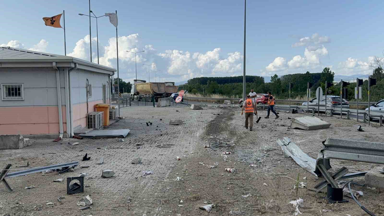 tir-karayollari-binasini-teget-gecti-1-tonluk-beton-bloklari-parcaladi