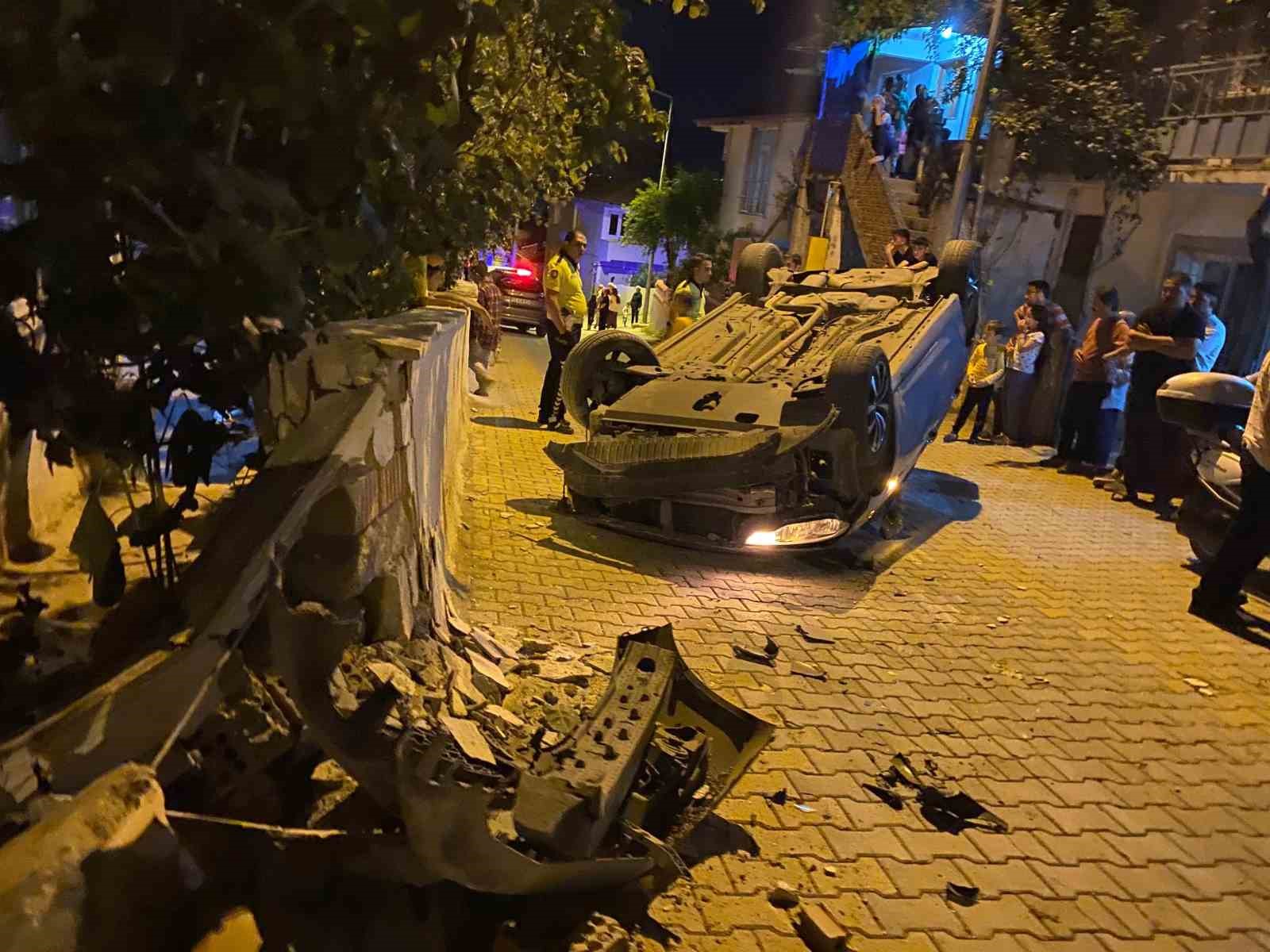 tokatta-kontrolden-cikan-otomobil-evin-duvarina-carparak-takla-atti-2-yarali