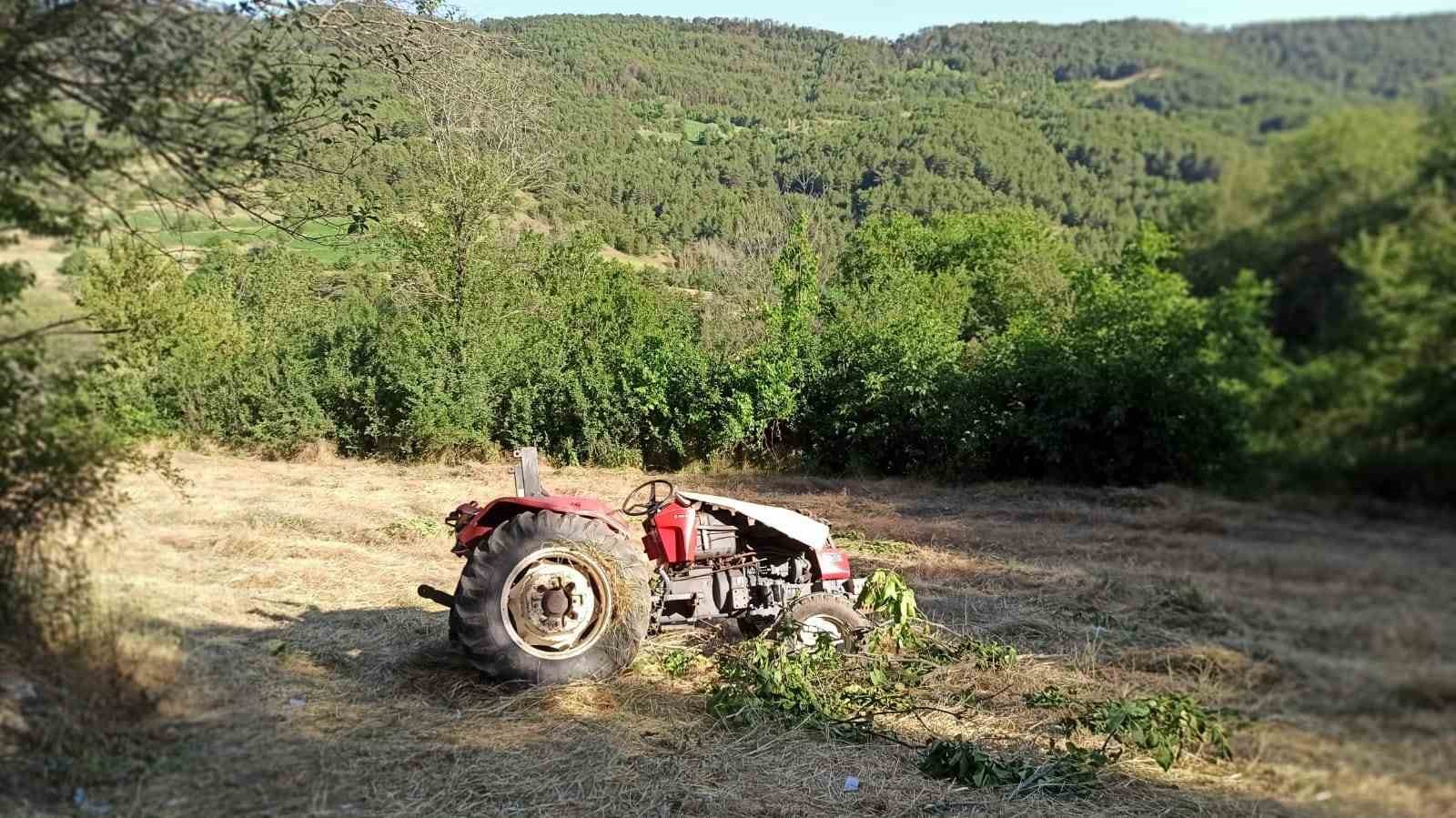 traktor-sarampole-yuvarlandi-dede-hayatini-kaybetti-esi-ve-torunlari-yarali