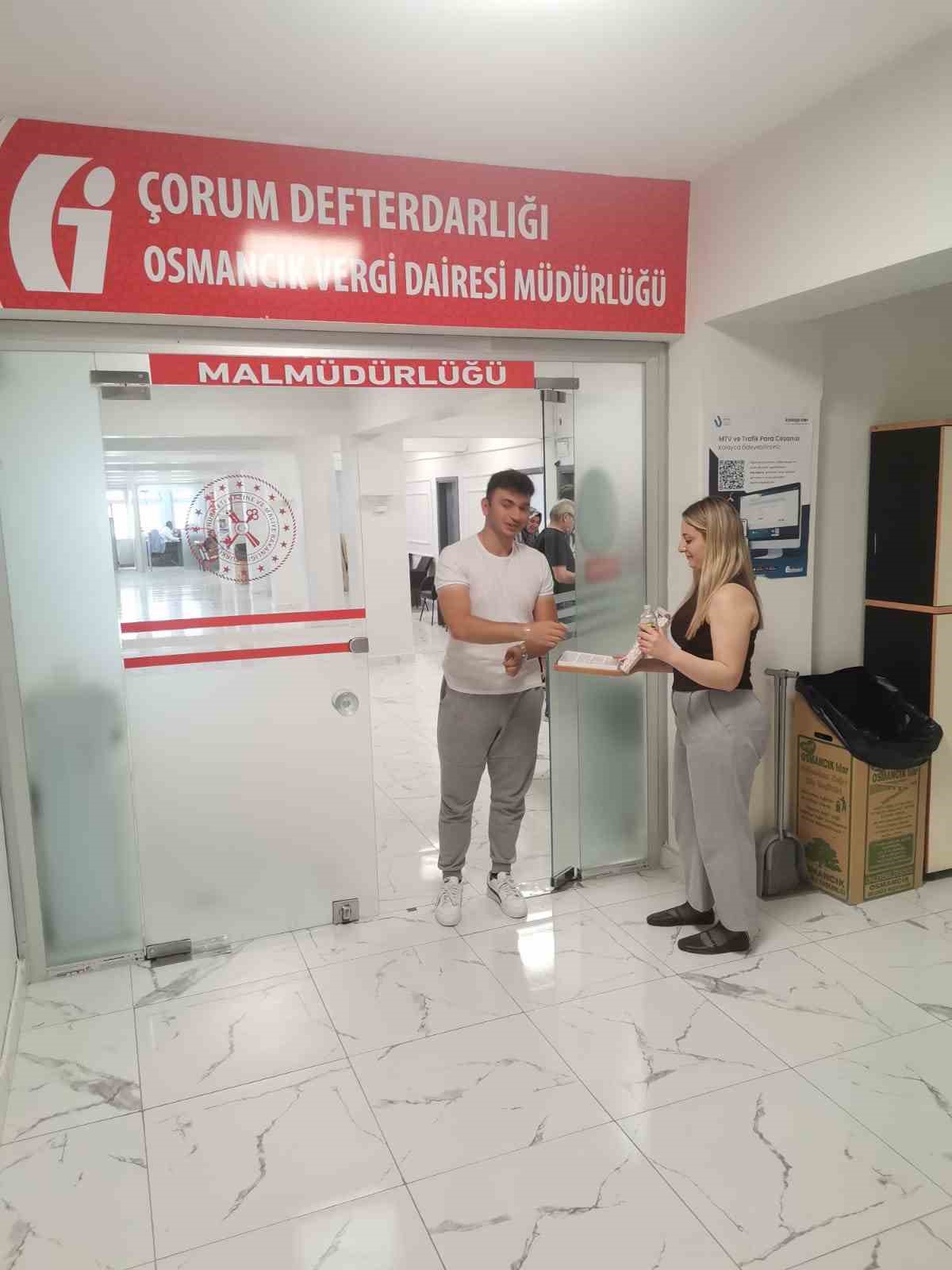 vergi-borcunu-odemeye-gelen-mukelleflere-cikolatali-karsilama